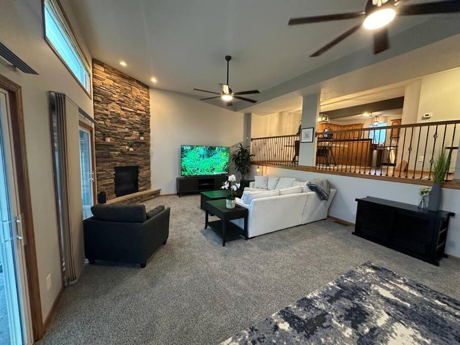 Inviting 3 Bed 2.5 Bath Townhome In Wadsworth Exterior photo